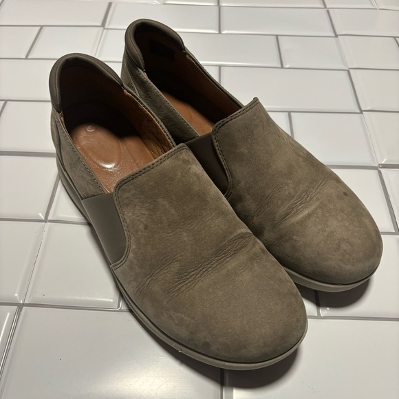 Clarks Un Adorn Step Unstructured Leather Slip-on - Picture 2 of 12